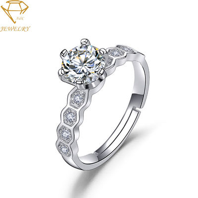 Στρώστε το γαμήλιο ασημένιο δαχτυλίδι διαμαντιών με το όνομα που χαράσσεται