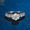 Στρώστε το γαμήλιο ασημένιο δαχτυλίδι διαμαντιών με το όνομα που χαράσσεται